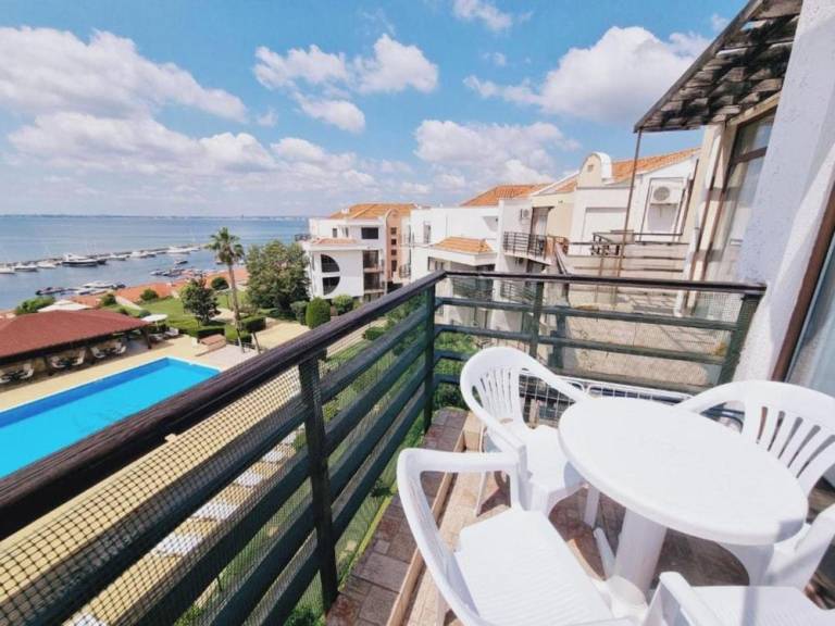 Apartment with terrace, yard & private pool | Beach nearby | Pets are welcome — photo 5
