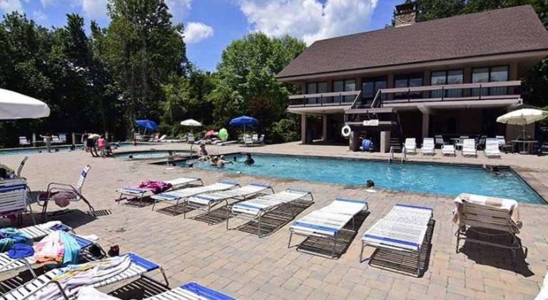 Vacation home with hot tub & pool — photo 4