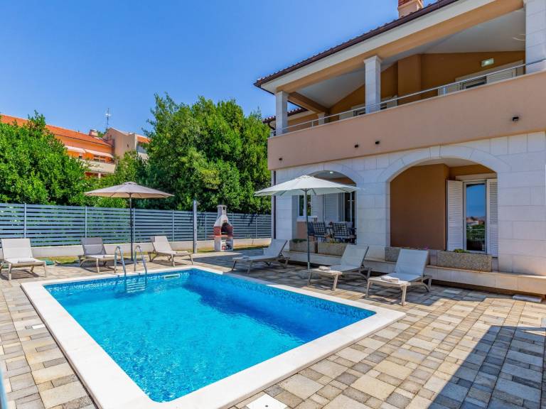 House with private pool, yard & patio | Pets allowed in Pula