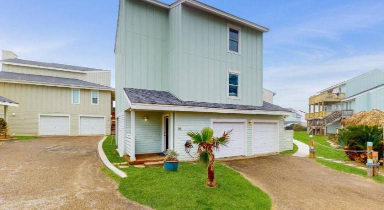 Vacation home with pool | Beach nearby | Pets are welcome in Corpus Christi, TX