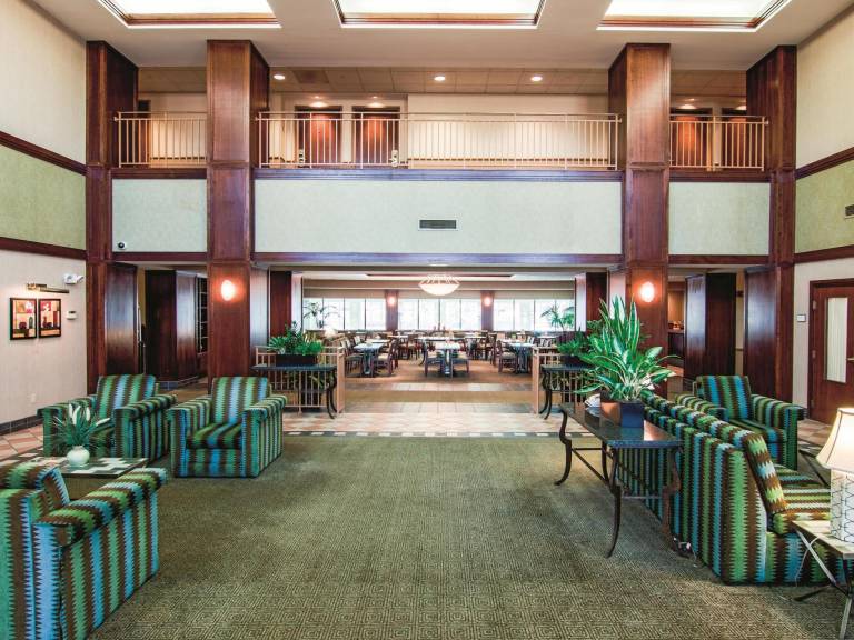 La Quinta Inn & Suites by Wyndham Bannockburn-Deerfield — photo 3