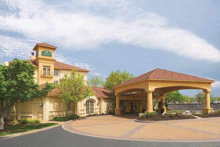 La Quinta Inn & Suites by Wyndham St. Louis Westport in Maryland Heights, MO