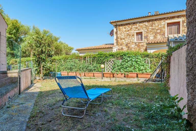 Apartment with yard & terrace in San Teodoro