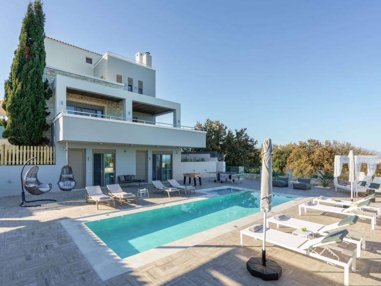 Vacation home with yard, private pool & grill in Rethymno