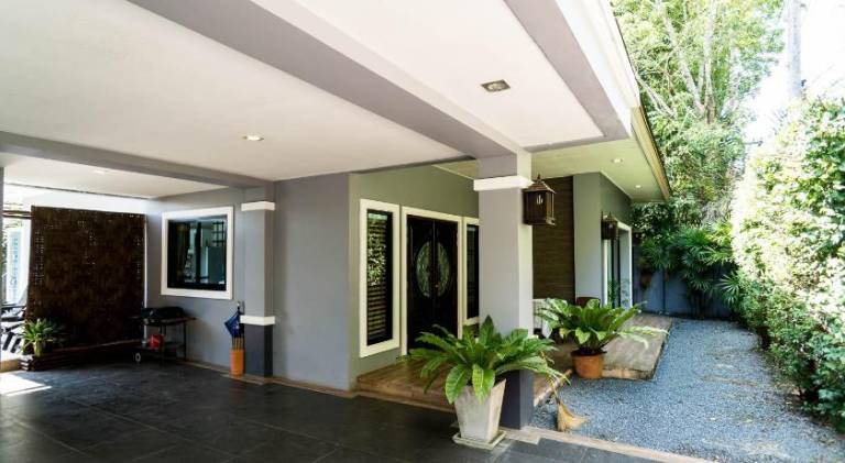 Beautiful villa with barbeque, pool & patio | Dogs allowed — photo 4