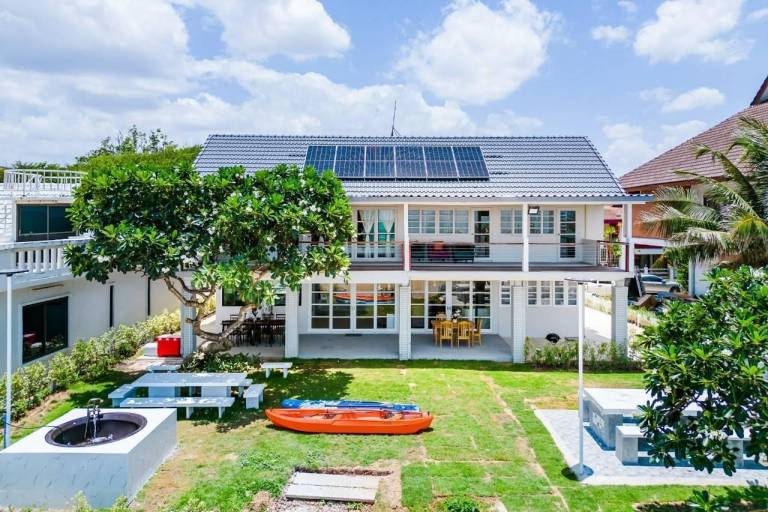 Villa with terrace, barbecue & pool in Phetchaburi