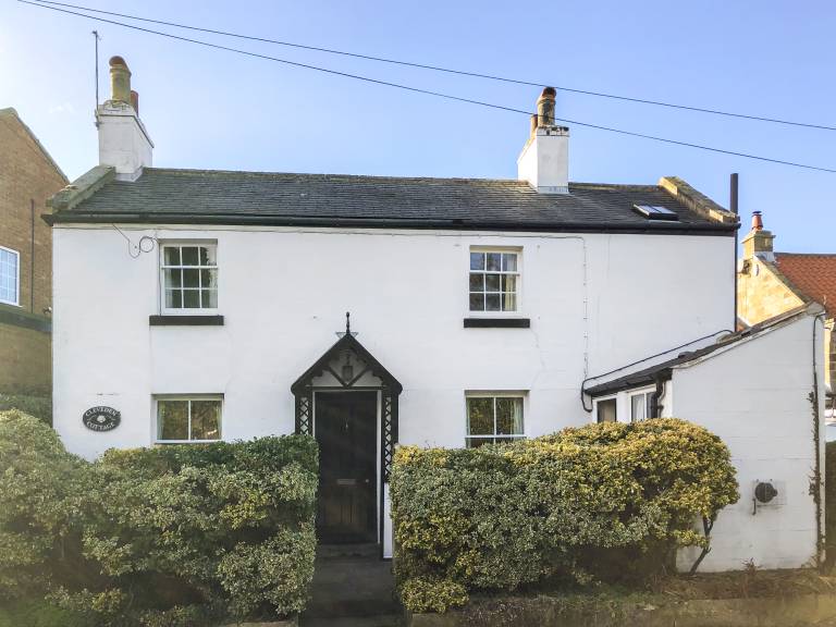 Cottage with barbeque & yard | River view in Whitby