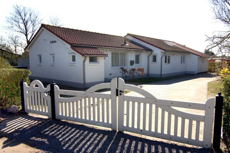 Ferienhaus mit Grill, Terrasse und Garten