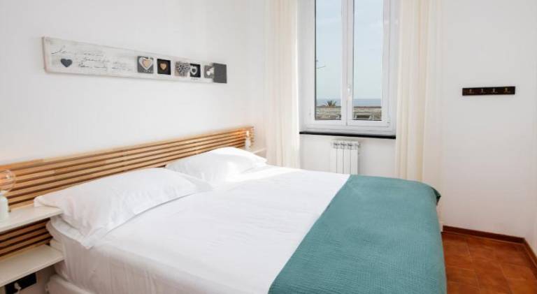 Holiday apartment with 2 rooms for 6 persons in Moneglia