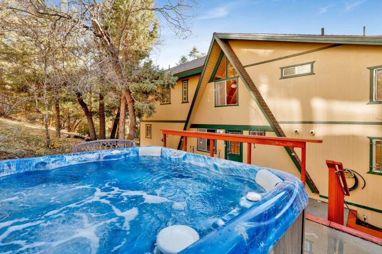 Black Diamond Vista Hot Tub • 3 Decks • Dog-Friendly • Steps to Bear Mountain Resort — photo 3