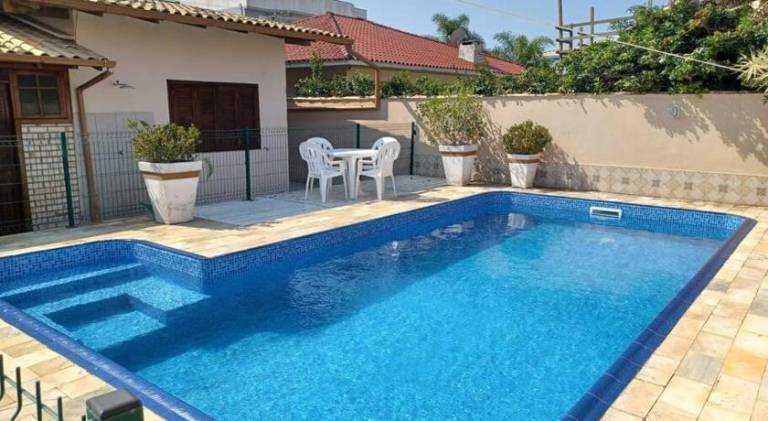 Vacation home with pool & jacuzzi in Florianópolis