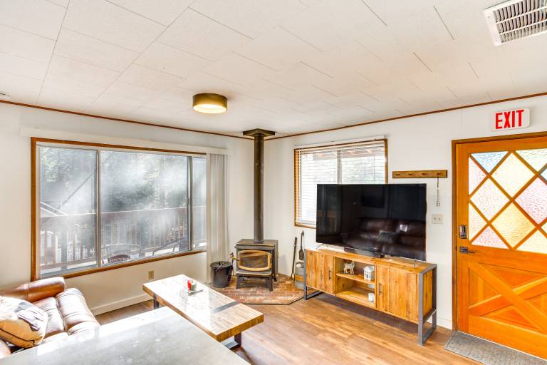 2 Mi to Big Bear Mtn Resort: Cabin w/ Updated Deck — photo 3