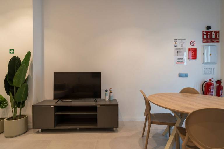 Comfortable Studio steps from the Port