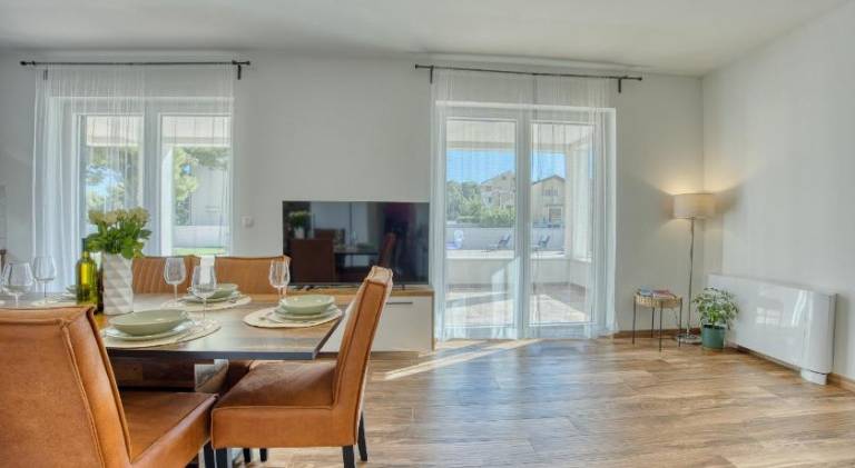 Beautiful rental apartment with private pool, barbecue & yard | Dogs allowed — photo 3