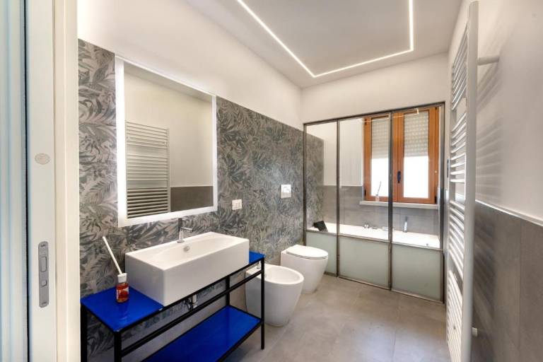 Holiday apartment with jacuzzi | Water view — photo 2