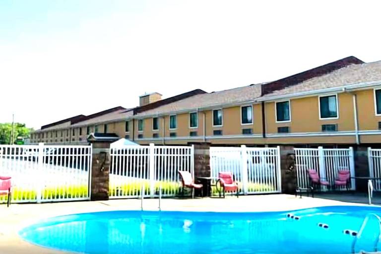 Super 8 by Wyndham Fort Scott — photo 3