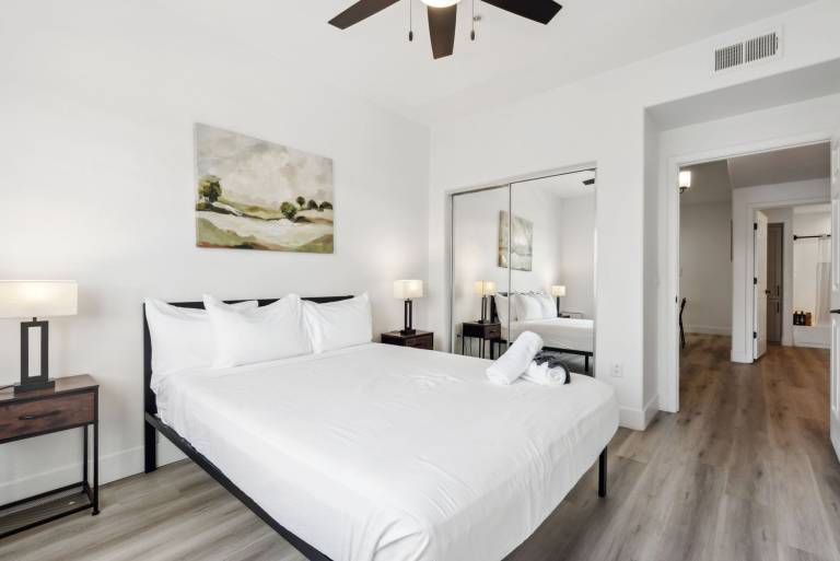 CozySuites Glendale Westgate with pool 08