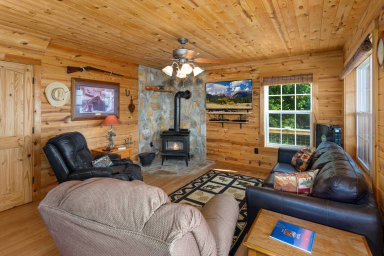Three-Level Cabin with Mountain Views — photo 4
