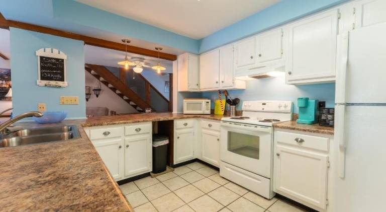 Beautiful vacation home with hot tub & pool | Perfect for remote work | Dogs allowed — photo 4