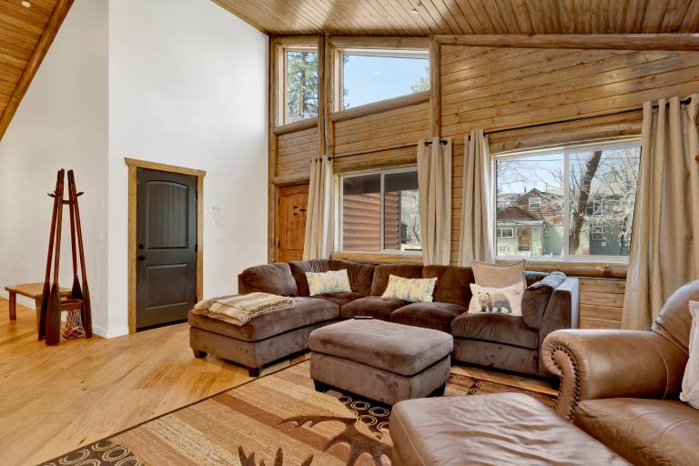 Cabin with grill & patio | Mountain view — photo 3