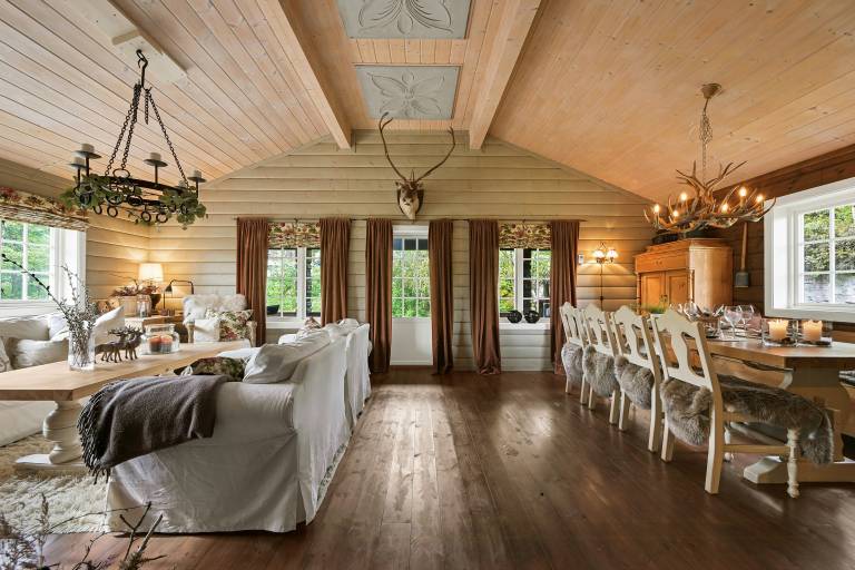 Traditionelle Hütte zwischen Bergen und Wald