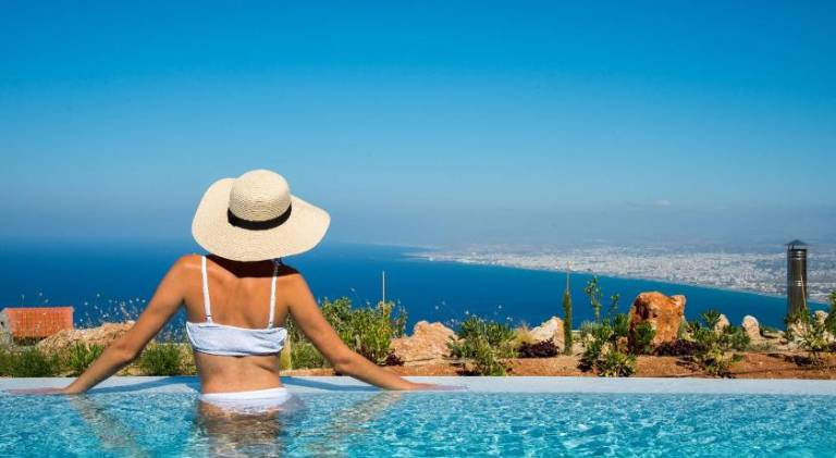 Apartment with yard, terrace & private pool in Heraklion