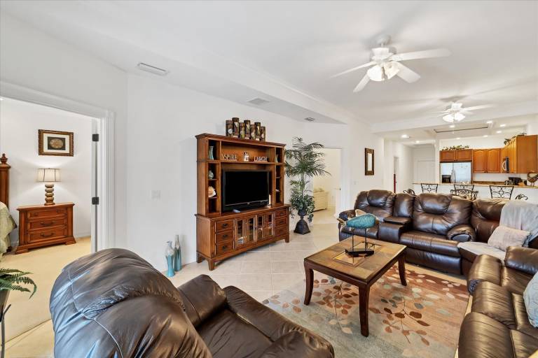 Condo with pool | Water view — photo 3