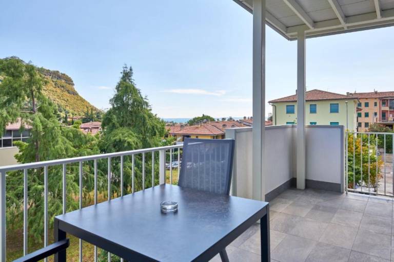 Holiday apartment with pool, patio & garden — photo 4