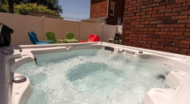 Ample holiday apartment with pool | Pets allowed in Indiana