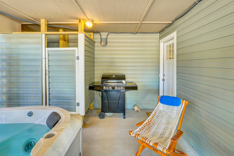 Walk to Beach: Apt w/ Private Hot Tub! — photo 2
