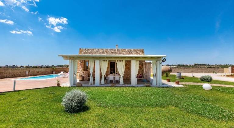 Villa with pool — photo 4