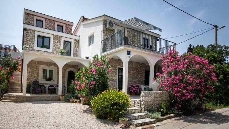 Holiday apartment with barbecue, garden & terrace — photo 2