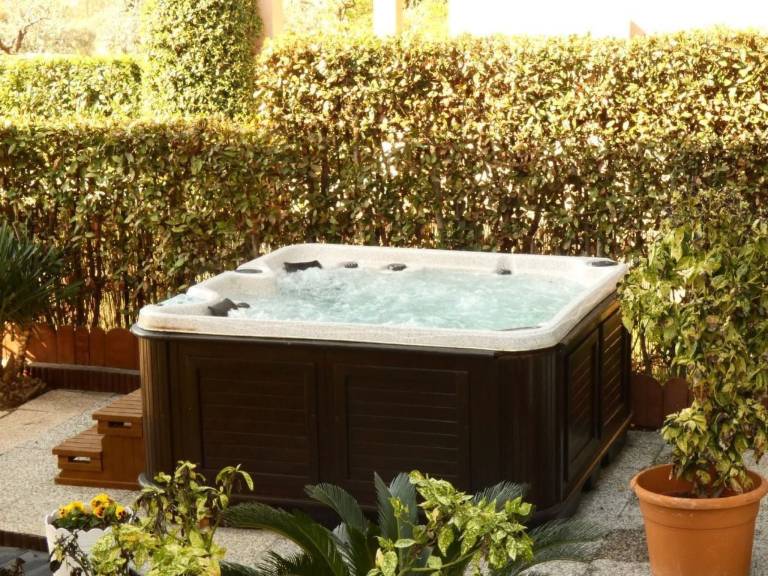 House with patio, hot tub & yard — photo 2