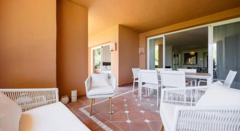 Apartment with large terrace, swimming pool and green areas, next to Puerto Banus — photo 5