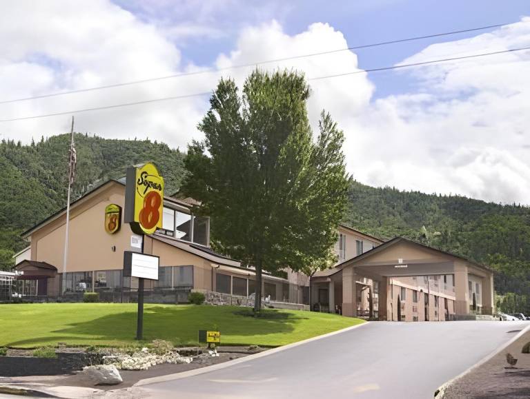 Super 8 by Wyndham Grants Pass in Grants Pass, OR