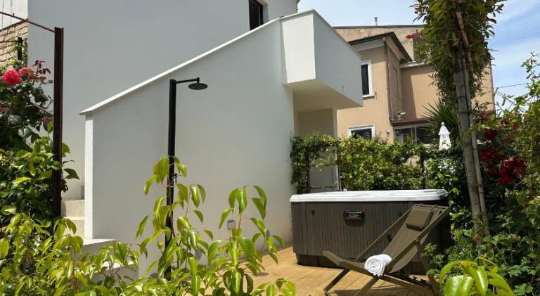 Vacation home with hot tub — photo 5