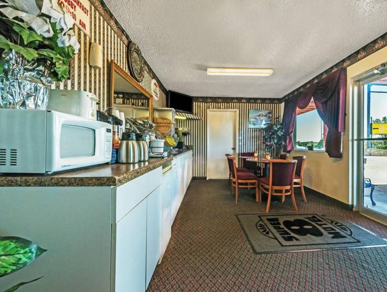 Super 8 By Wyndham Eastland — photo 3