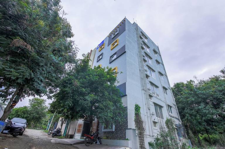 Fabhotel Golden Grand Inn