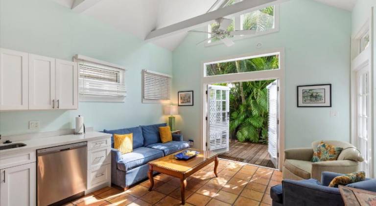 Vacation home with pool | Next to Southernmost Point — photo 2