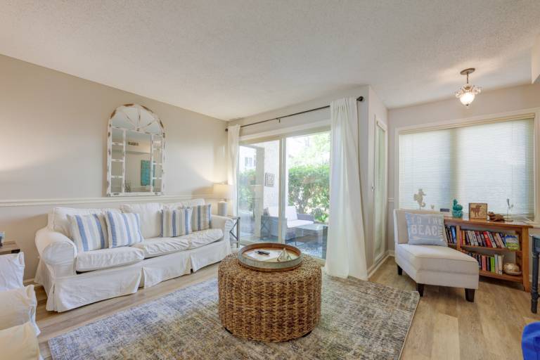6 Beach Arbor: 1st Floor End Unit. Walk to the Beach, Poolside, Pet Friendly — photo 4