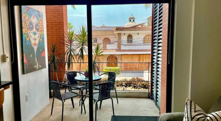15 Minute Walk to Beach KING Bed Rooftop Pool — photo 4