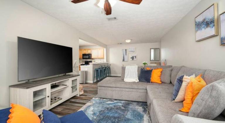 Holiday apartment with pool in Auburn, AL