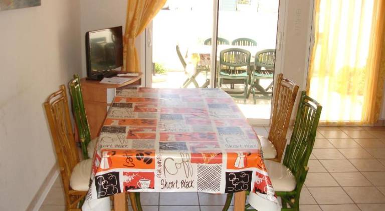 Vacation home with barbeque & patio — photo 4