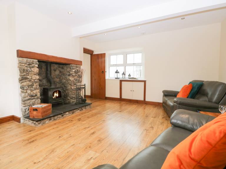 Cottage with terrace & yard — photo 4