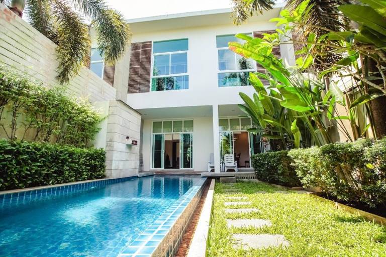 Vacation home with garden, pool & barbeque in Karon