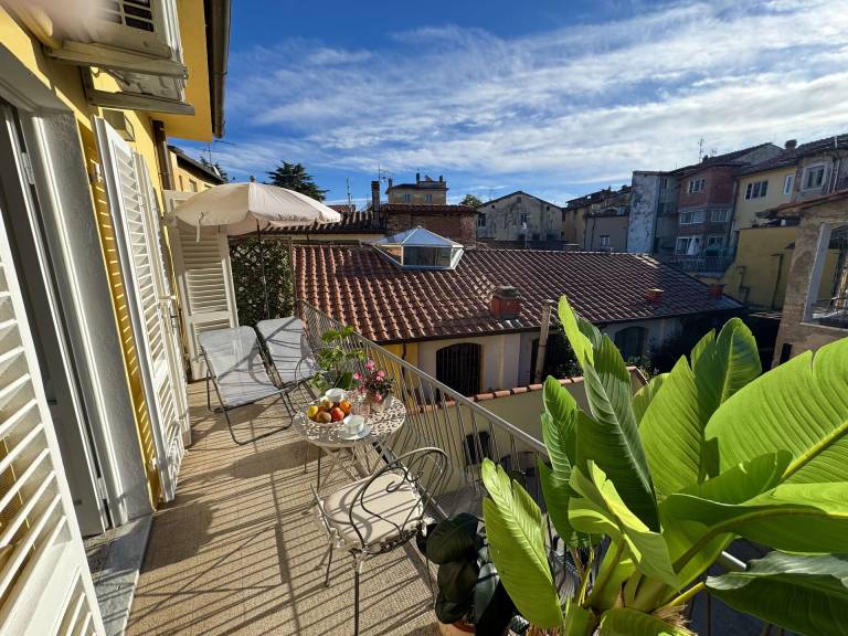 Holiday apartment with patio | Near Lucca Cathedral in Lucca