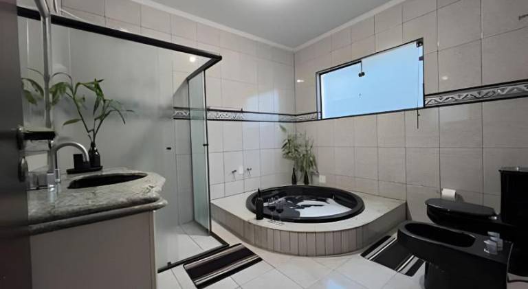 Spacious vacation home with pool | Pet-friendly — photo 2