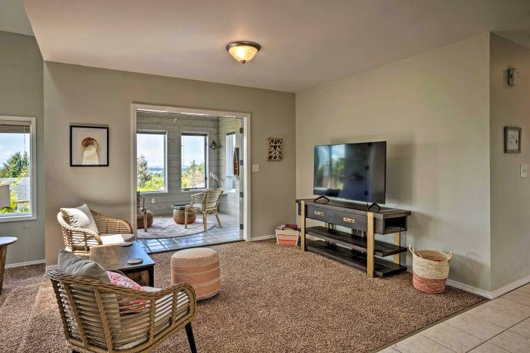 Chic Coos Bay Home w/ Pacific Ocean Views! — photo 5