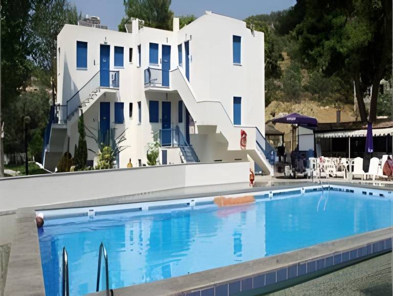 Serviced apartment with pool, yard & patio in Poros