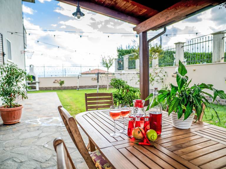Child-friendly ample apartment with private pool, yard & patio | Dogs allowed — photo 2